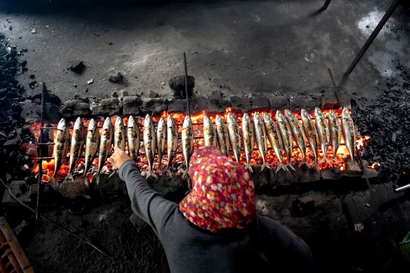 Where Delicate Meets Daring: How Coastal Seafood Chefs Are Mastering the Art of Charcoal Fire