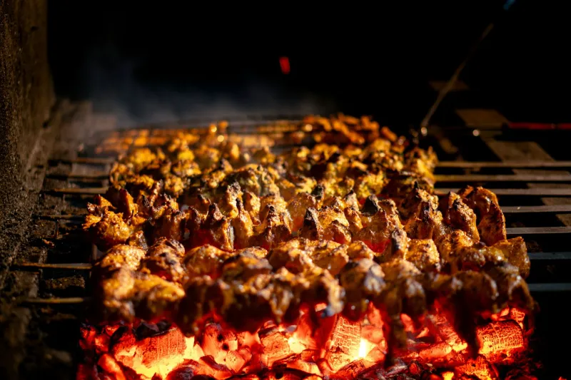 Why Diners Open Their Wallets for Smoke and Flame: The Premium Economics of Charcoal-Forward Restaurants