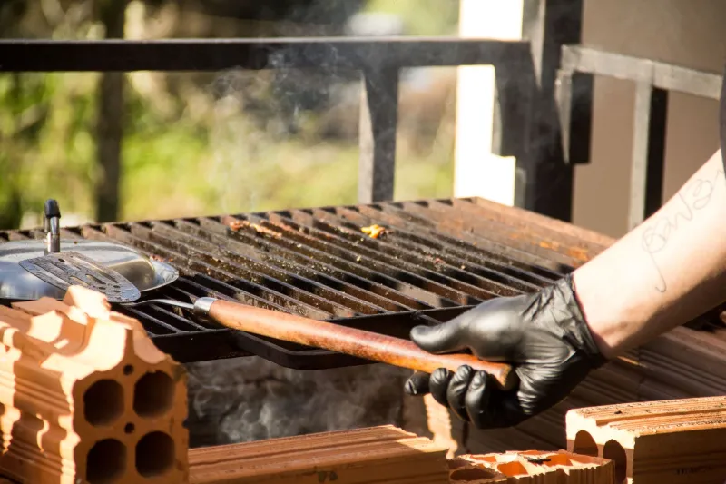 Skill Over Silicon: Why Elite Restaurants Are Abandoning Temperature Tech for the Human Touch of Charcoal